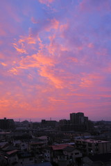 住宅地の朝焼けの空
