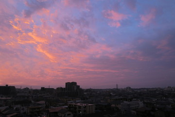 住宅地の朝焼けの空