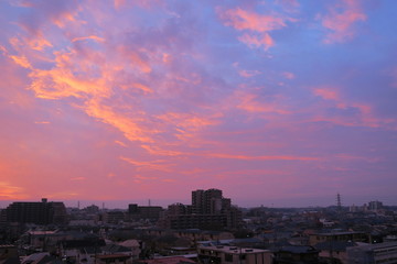 住宅地の朝焼けの空