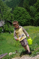 vie à la campagne - enfant avec un arrosoir © minicel73