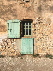Rustikales Haus mit Tür und Fenster