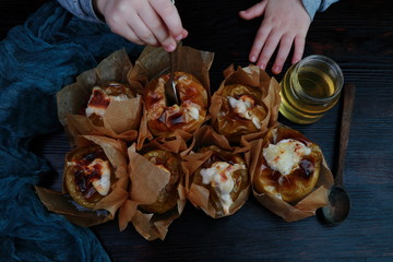 baked apples in parchment paper