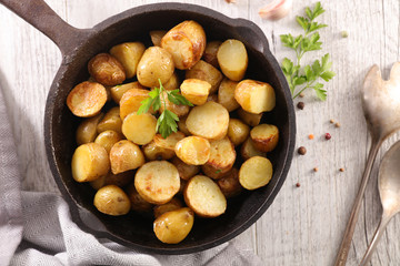 roasted potato with pepper and herbs