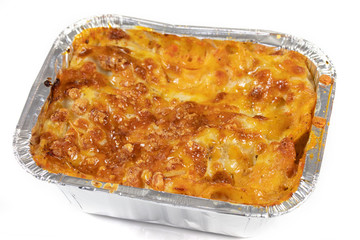 plat individuel de lasagnes à la bolognaise sur un fond blanc