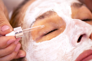 Eyelid cosmetic moisturizing skin treatment