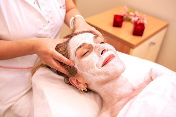 Obraz na płótnie Canvas Cosmetics facial mask treatment in a beauty salon