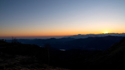 Fototapeta premium Tramonto fotografato dalla vetta del mottarone