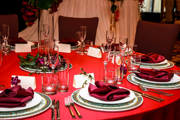 Стол в ресторане накрыт для ужина.