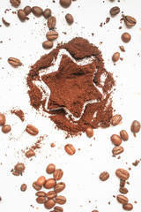 Grains de café et poudre de café