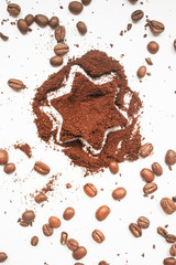 Grains de café et poudre de café