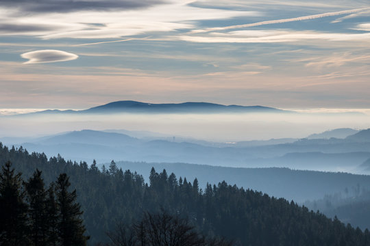 Masyw Śnieżnika w zimie na tle chmur