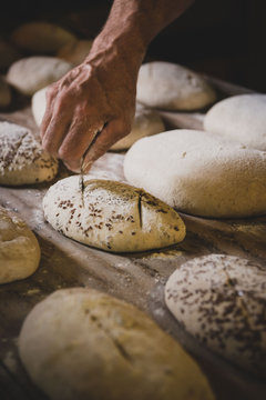 Un paysan boulanger fait son pain