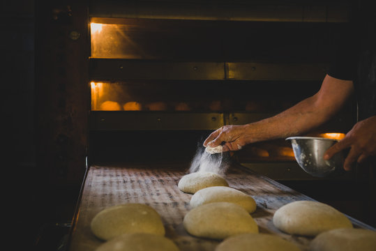 Un paysan boulanger met de la farine sur son pain