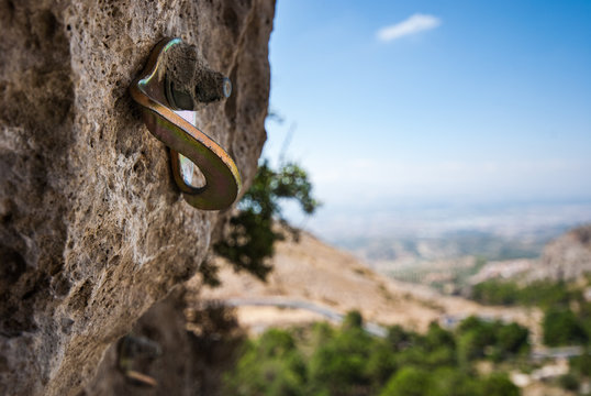 Anclaje de escalada en monta&ntilde;a con paisaje al fondo