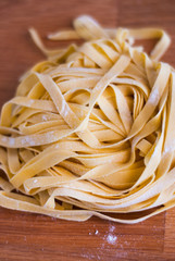 Pasta fresca casera sobre tabla de madera
