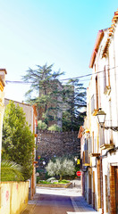 Calle con castillo al fondo en Piera, Barcelona, Catalunya, España, Europa