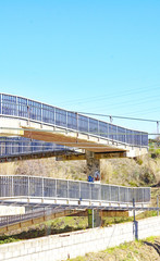 Estación de trenes y puente peatonal sobre las vías del tren en Piera, Barcelona, Anoia, Catalunya, Spain, Europe