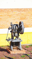 Maquinaria industrial expuesta en la calle de modo ornamental, Barcelona, Catalunya, España, Europa