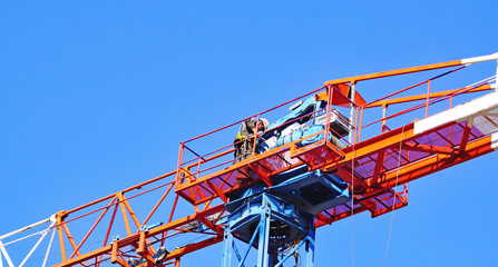 Construcción de una grúa para la realización de un bloque de pisos en Barcelona, Catalunya,...