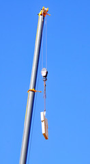 Construcci&oacute;n de una gr&uacute;a para la realizaci&oacute;n de un bloque de pisos en Barcelona, Catalunya, Espa&ntilde;a, Europa