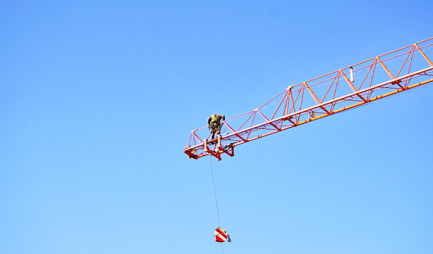Construcci&oacute;n de una gr&uacute;a para la realizaci&oacute;n de un bloque de pisos en Barcelona, Catalunya, Espa&ntilde;a, Europa