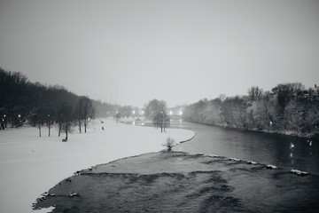 Isar in München im Winter mit verschneiten Isar Auen