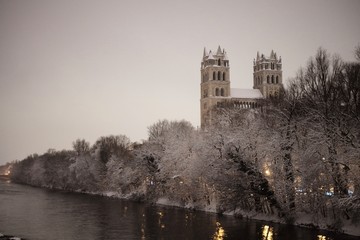 St Maximilianskirche in München im Winter verschenit schnee Isar