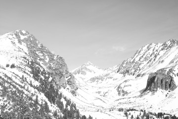 Fototapeta na wymiar Strbske Pleso im Winter hohe Tatra, Slovakei verschneite Berge