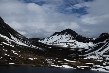Norwegen, Route zu den Trollstigen, Berg mit Bergsee