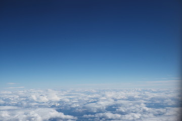Fototapeta na wymiar Horizont aus den Flugzeug, himmel und wolken