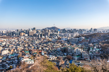 Obraz premium 인왕산에서 바라본 서울 도심 낮 풍경과 밤 (야경) 뷰 Seoul Day and Night Skyline from Inwangsan Mountain
