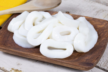 anneaux de calamars dans une assiette