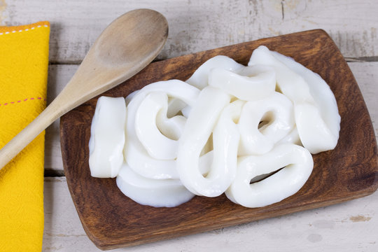 anneaux de calamars dans une assiette