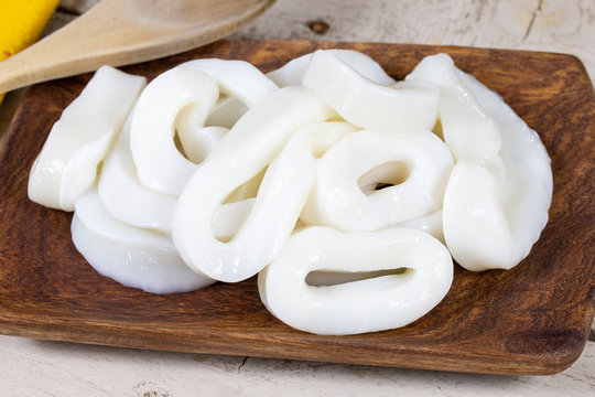 anneaux de calamars dans une assiette