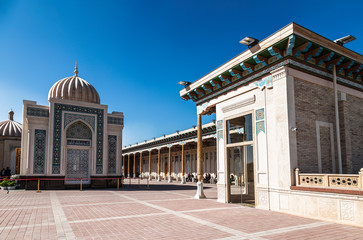 Obraz premium Hazret-Khizr mosque with the mausoleum of the first President of the Republic of Uzbekistan Islam Karimov. Samarkand, Uzbekistan