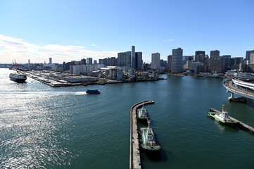 ２０２０年東京オリンピックの年の東京の風景　澄んだ青空と２月の東京湾を行き交う船