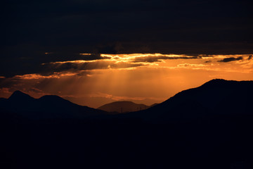 天から差し込む夕日～屋島寺にて～