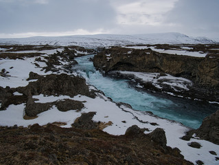 Schneebedeckte Landschaft am Godafoss Wasserfall