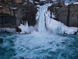 Nahaufnahme vom tobenden Aldeyjarfoss Wasserfall