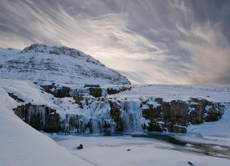 Wolkenstimmung über dem Kirkjufellsfoss Wasserfall