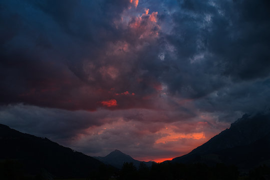Dramatischer Sonnenuntergang mit Wolken wie am Schicksalsberg Mount Doom von Mordor Herr der Ringe, dramatic red clouds at mount doom in mordor lord of the rings