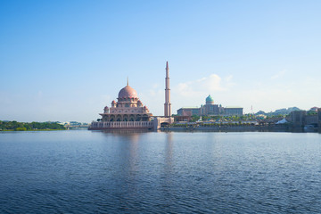 Obraz premium Putra Mosque in the lake