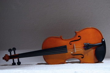 Violín con enfoque selectivo y fondo claro.