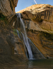 Fototapeta na wymiar Kleine Schlucht mit Wasserfall und Wasserbecken