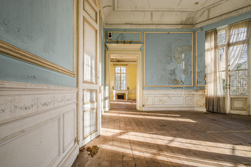 Grande salle vide d'un château style baroque 