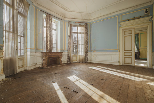 Grande salle vide d'un ch&acirc;teau style baroque 
