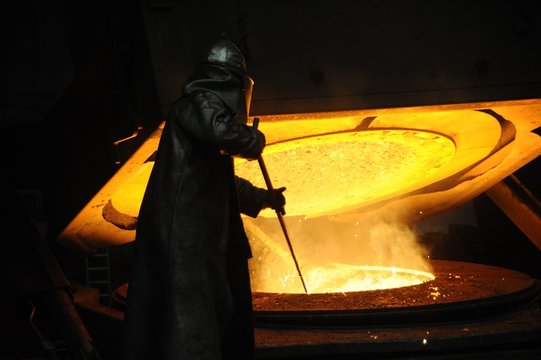 Eisengie&szlig;erei Torgelow, Arbeit am Schmelzofen