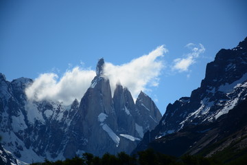 Cerro Torre con nubes en El Chaltén, Argentina