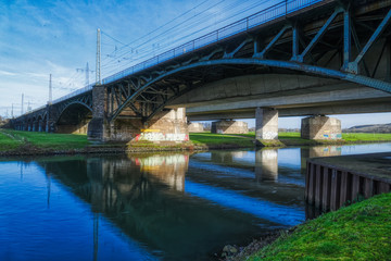 Fototapeta na wymiar Ruhraue und Brücken in Duisburg