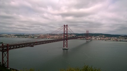 Fototapeta na wymiar Famoso puente de Lisboa
